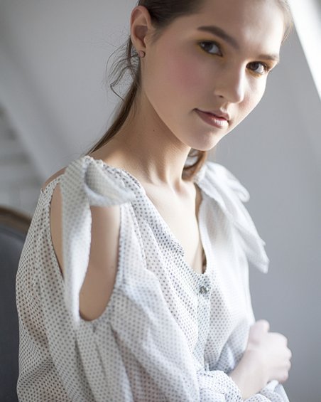 Блуза с ресклешенным рукавом, присборенном на узкий манжет с треугольным вырезом горловины