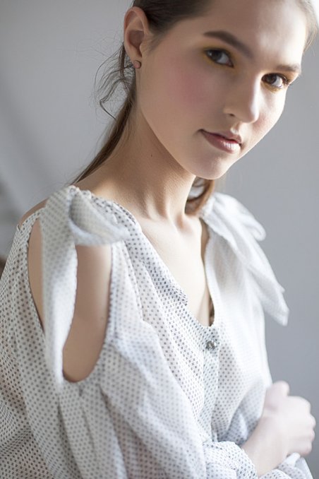 Блуза с ресклешенным рукавом, присборенном на узкий манжет с треугольным вырезом горловины