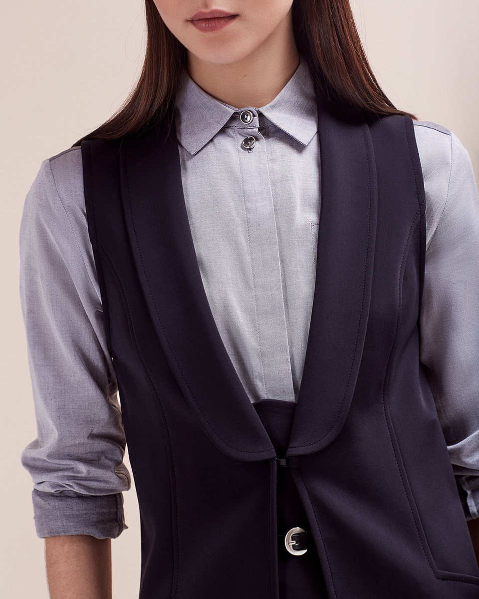 Блуза серого цвета с карманом на груди