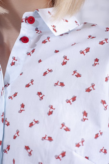 Блуза бело-красного цвета в стиле спорт-шик