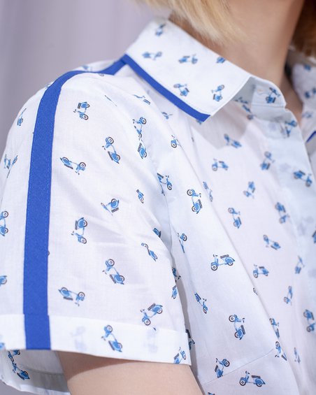 Блуза с принтом "синие мопеды"
