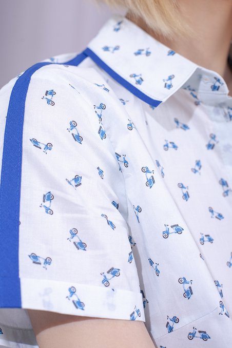 Блуза классическая голубо-белого цвета с авторским принтом