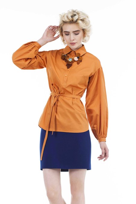 Блуза удлиненная оранжевого цвета с рукавом длиной до запястья