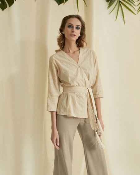 Блуза классическая песочного цвета в стиле casual