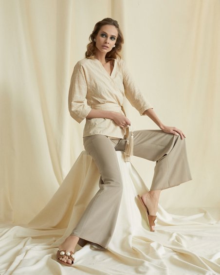Блуза классическая песочного цвета в стиле casual