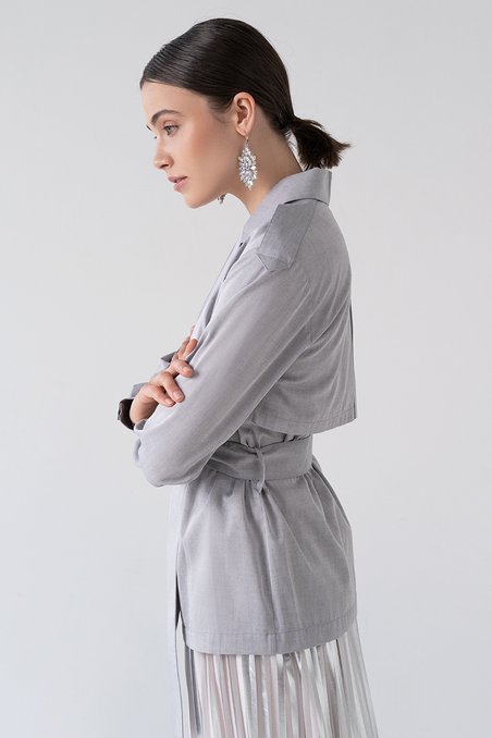 Блуза серого цвета с кокеткой и поясом
