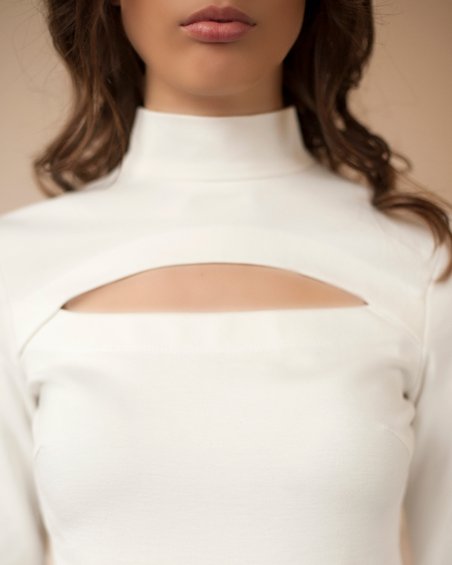 Блуза трикотажная белая, с фигурным вырезом на груди
