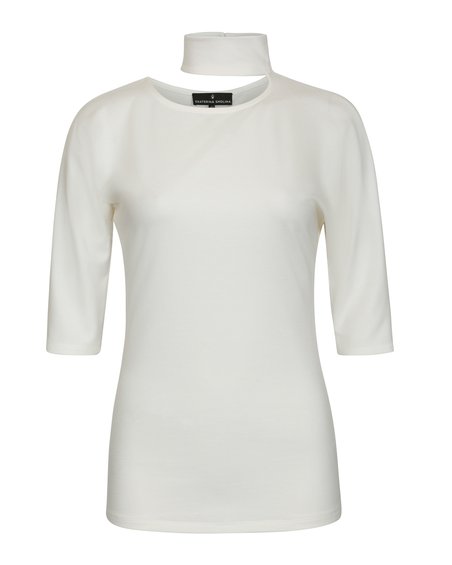 Блуза трикотажная белого цвета с асимметричным вырезом и воротником стойкой