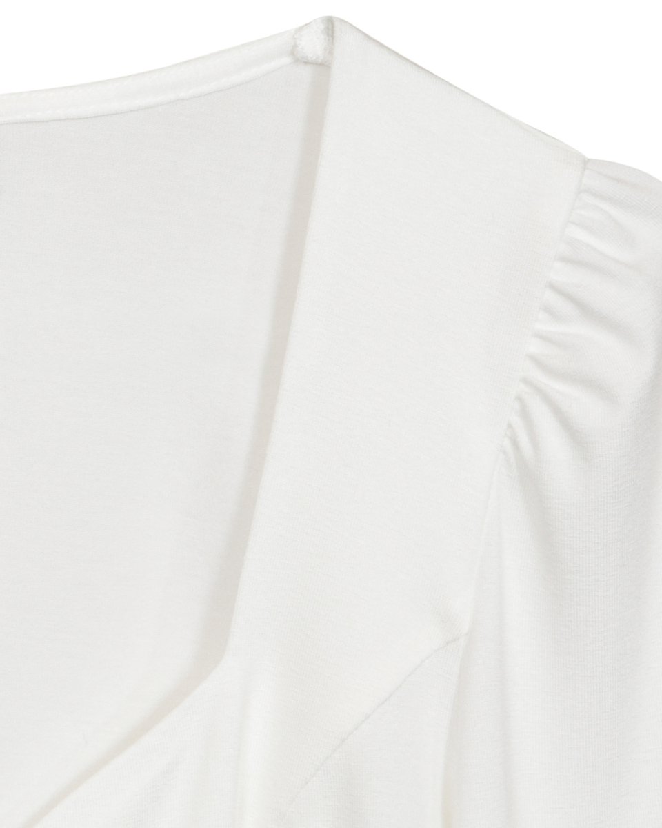 Блуза трикотажная белого цвета с фигурным вырезом и пышным рукавом