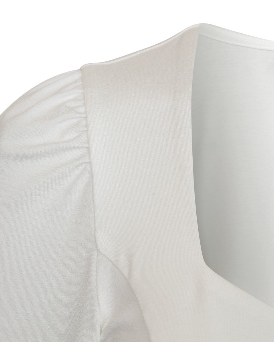 Блуза трикотажная белого цвета с фигурным вырезом и пышным рукавом