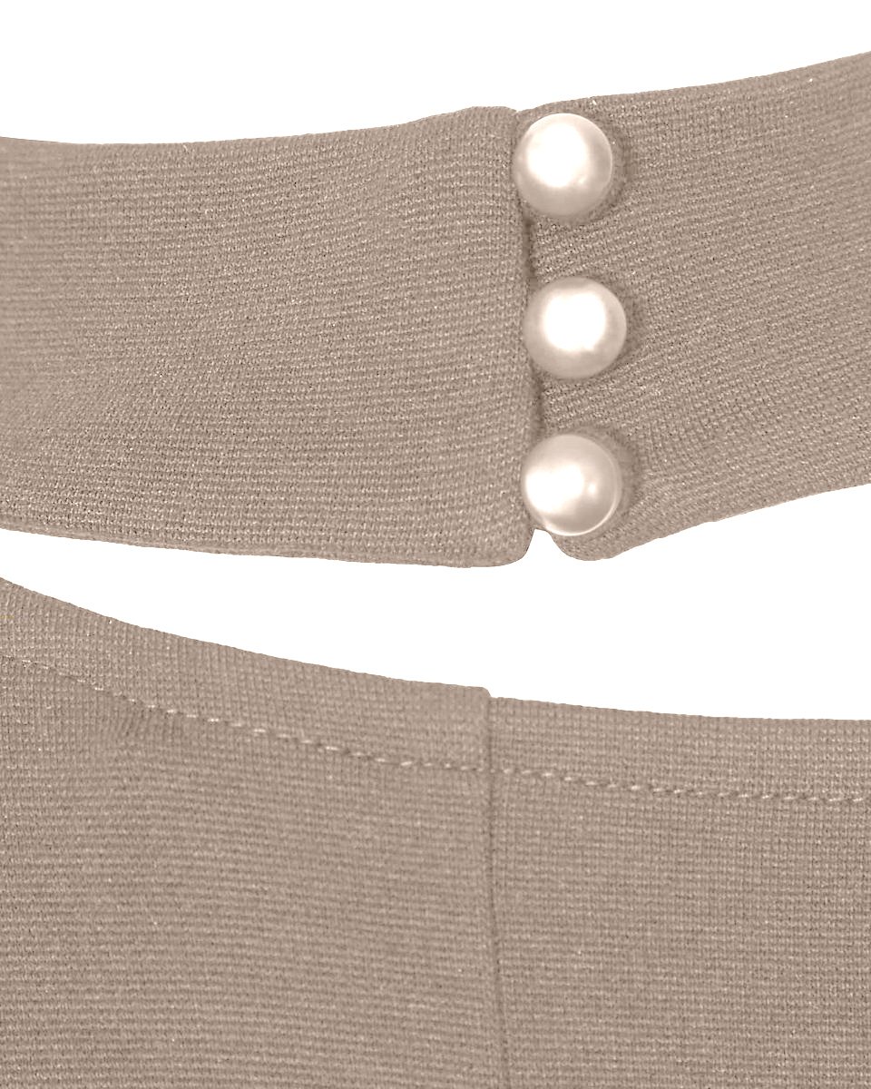 Блуза трикотажная с декоративным вырезом на груди бежевого цвета