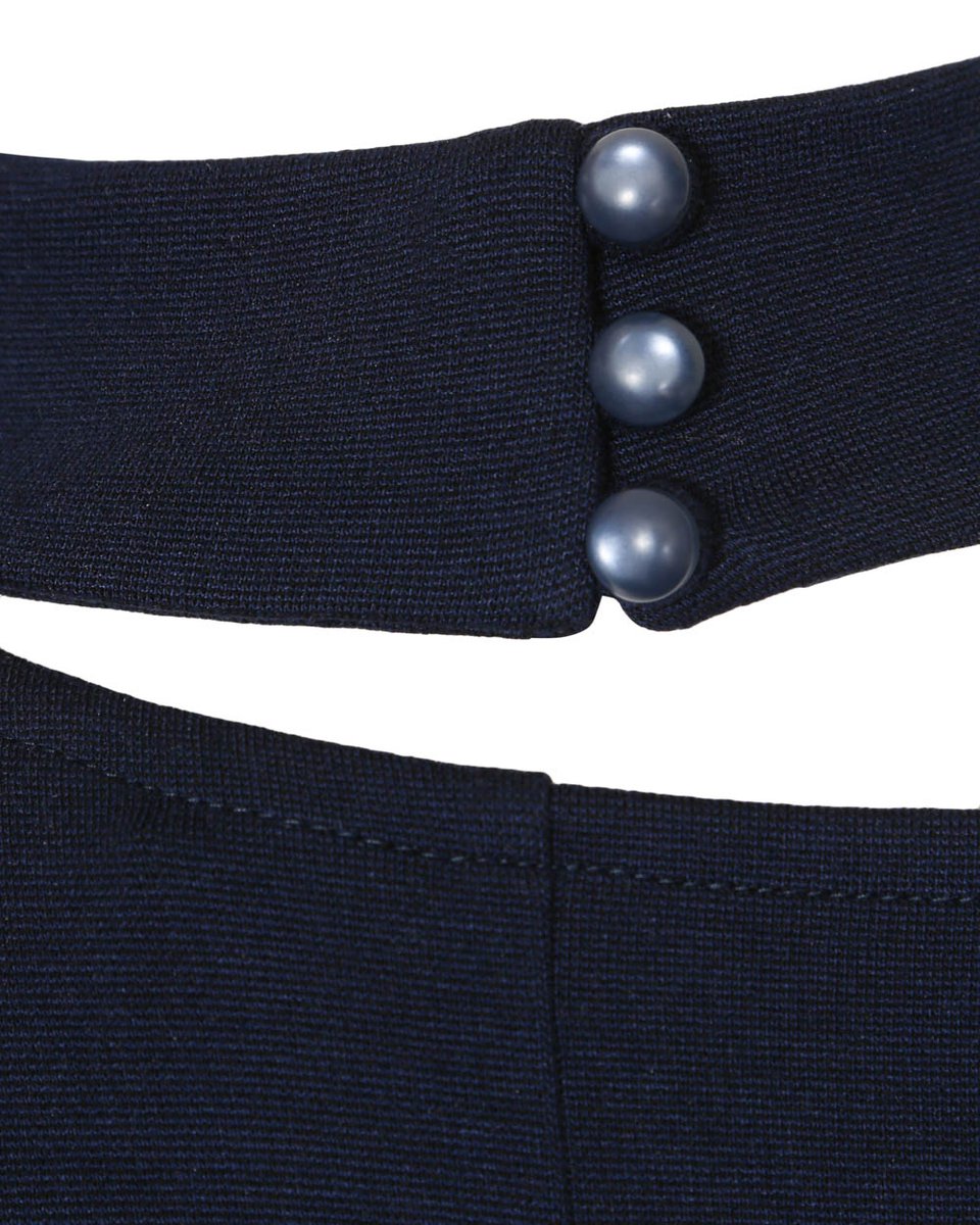 Блуза трикотажная с декоративным вырезом на груди синего цвета