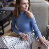 Блуза небесно-голубого цвета с открытыми плечами