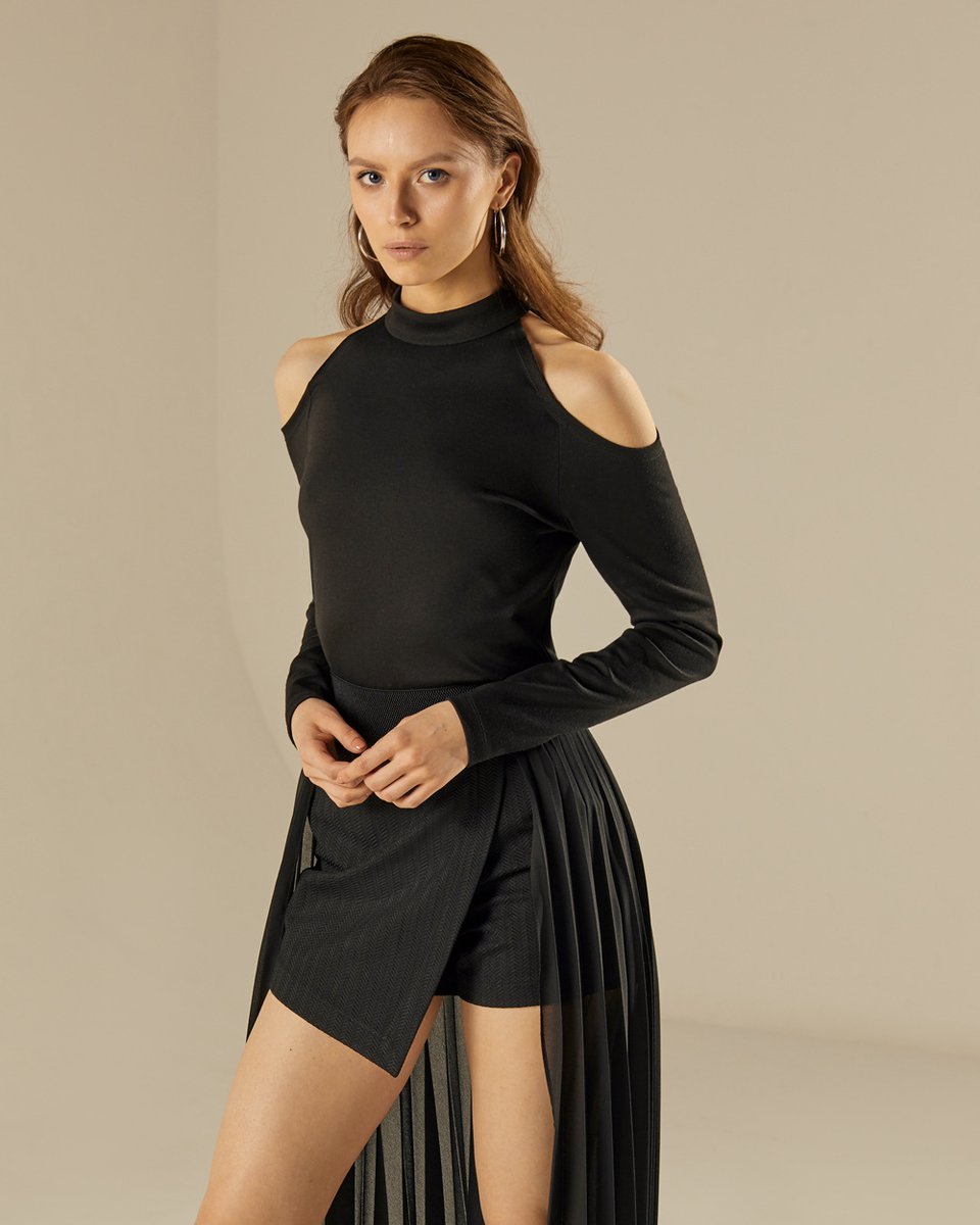 Трикотажная блуза черного цвета с открытыми плечами