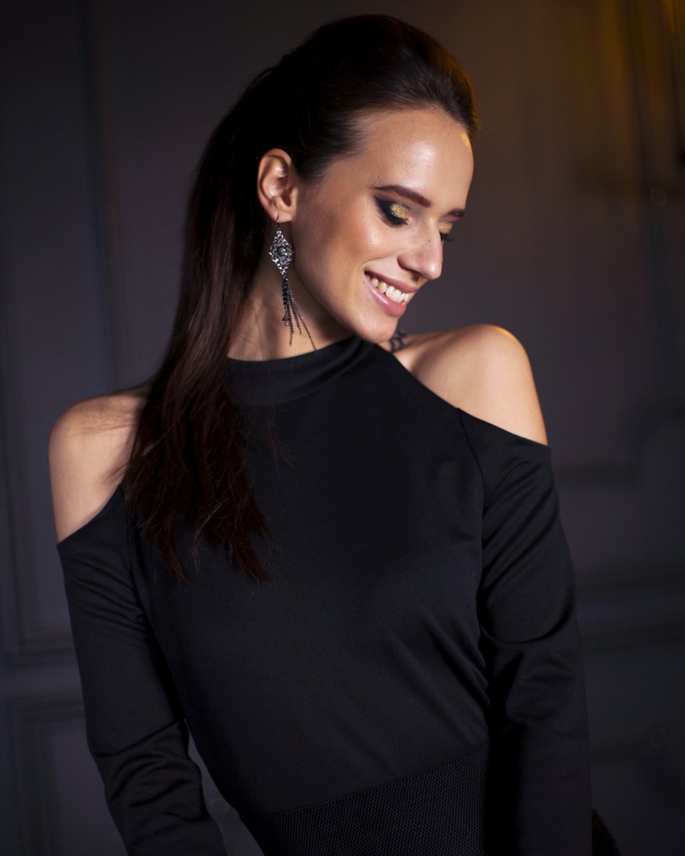 Трикотажная блуза черного цвета с открытыми плечами