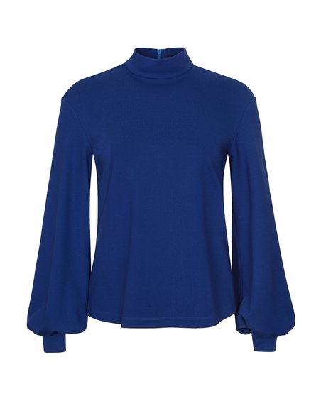 Блуза классическая темно-синего цвета в романтическом стиле