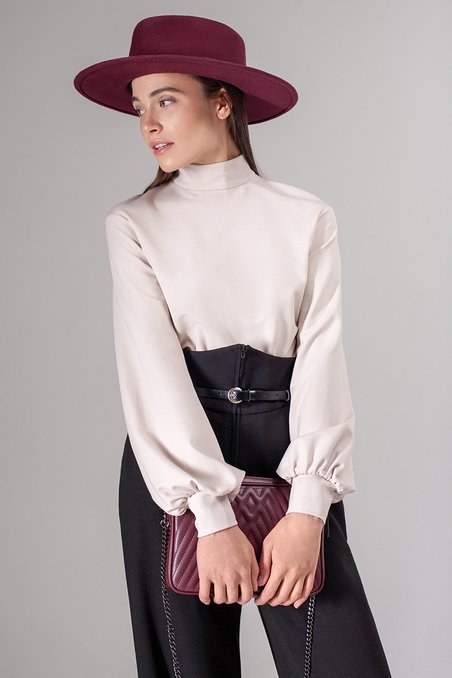 Блуза трикотажная с объемными рукавами светло-бежевого цвета