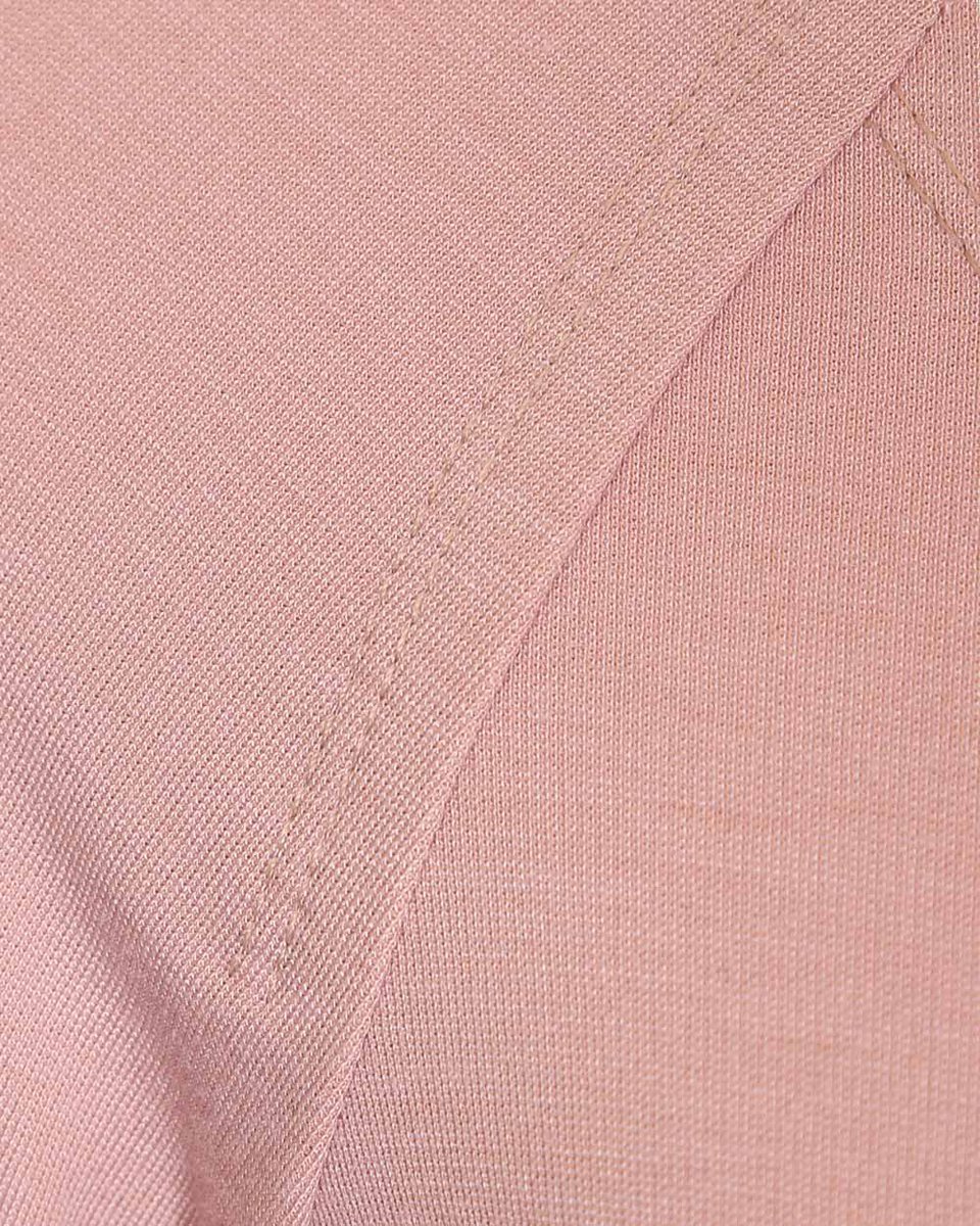 Блуза трикотажная с декоративным вырезом на груди розового цвета