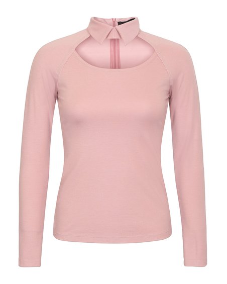 Блуза трикотажная с воротником и фигурным вырезом на груди розового цвета