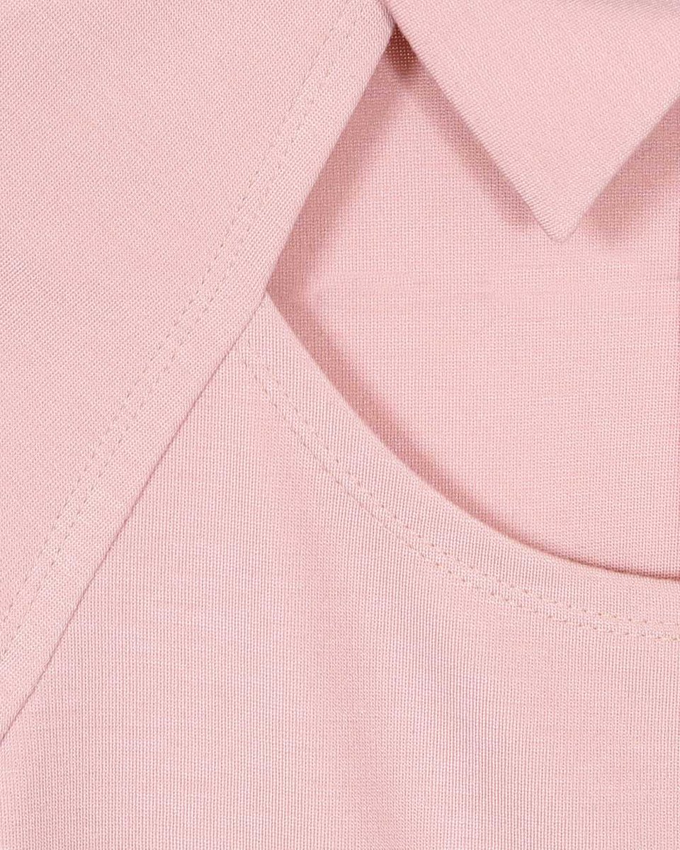 Блуза трикотажная с декоративным вырезом на груди розового цвета