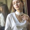 Блуза с воротником стойкой и V-образным вырезом, белого цвета