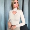 Блуза трикотажная с V-образным вырезом белого цвета