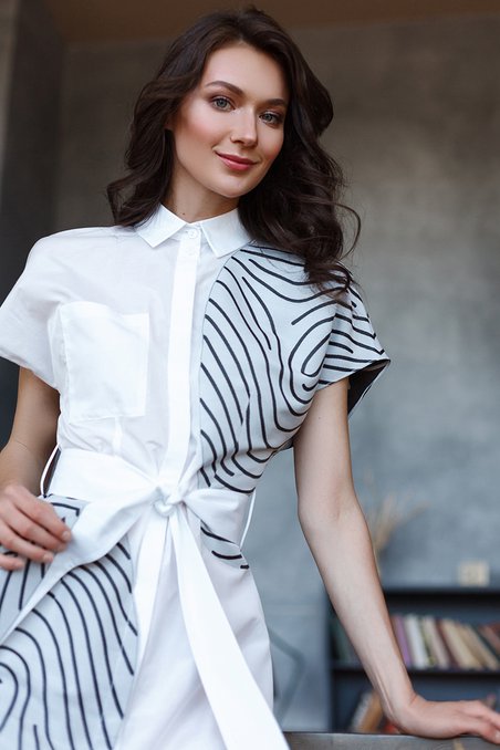 Блуза удлиненная черно-белого цвета в стиле спорт-шик