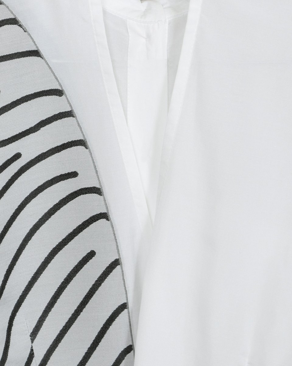 Блуза удлиненная  с рисунком "отпечатки пальцев", белого цвета