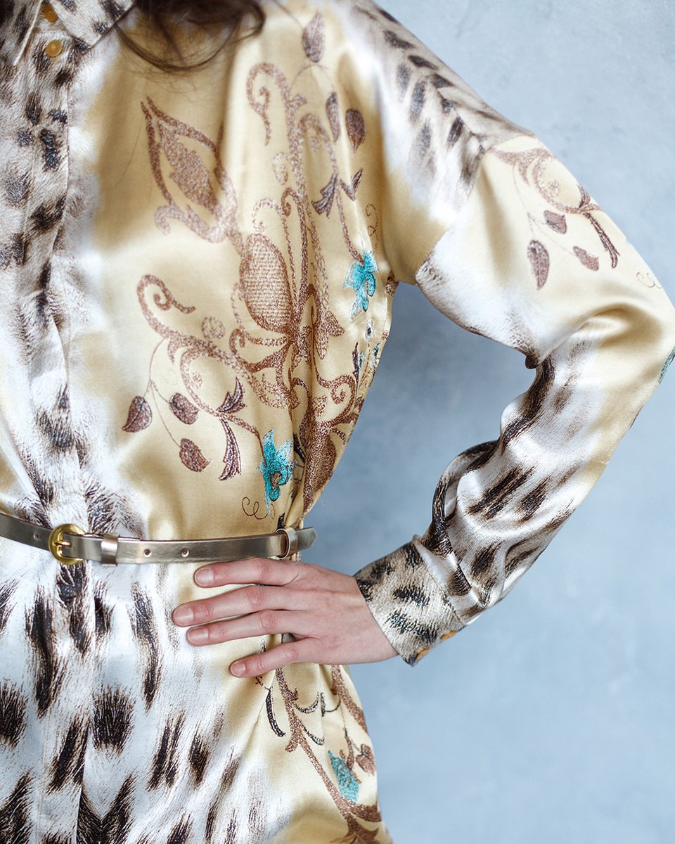 Блуза удлиненная с авторским принтом золотистого цвета