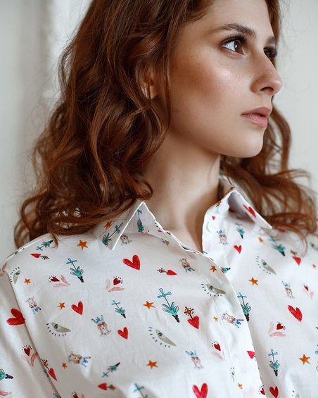Блуза удлиненная светлого цвета с отложным воротником