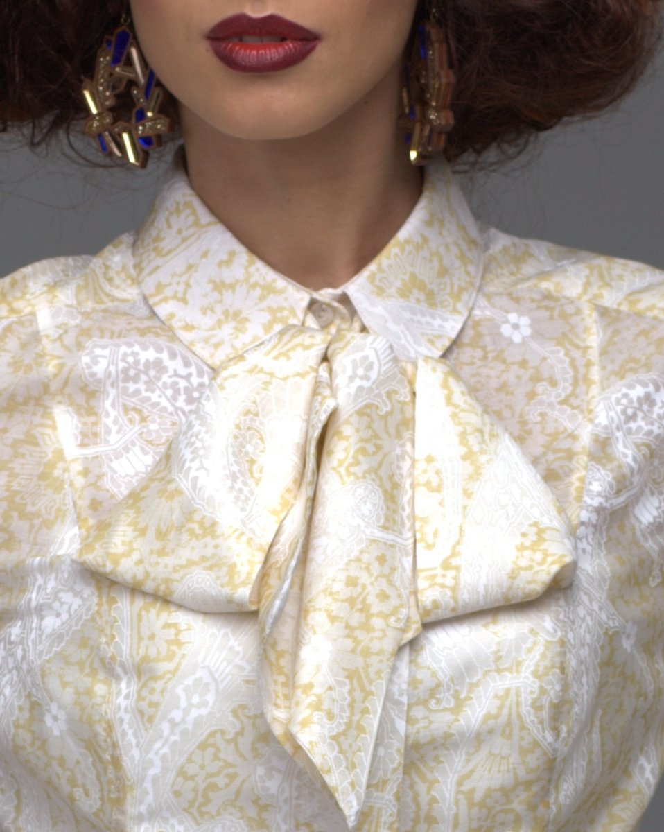 Блуза желтая с узором-пейсли и бантом