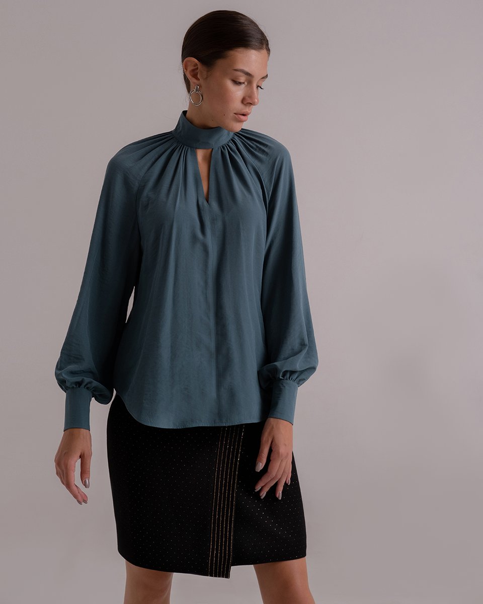 Блуза изумрудного цвета с воротником-стойкой