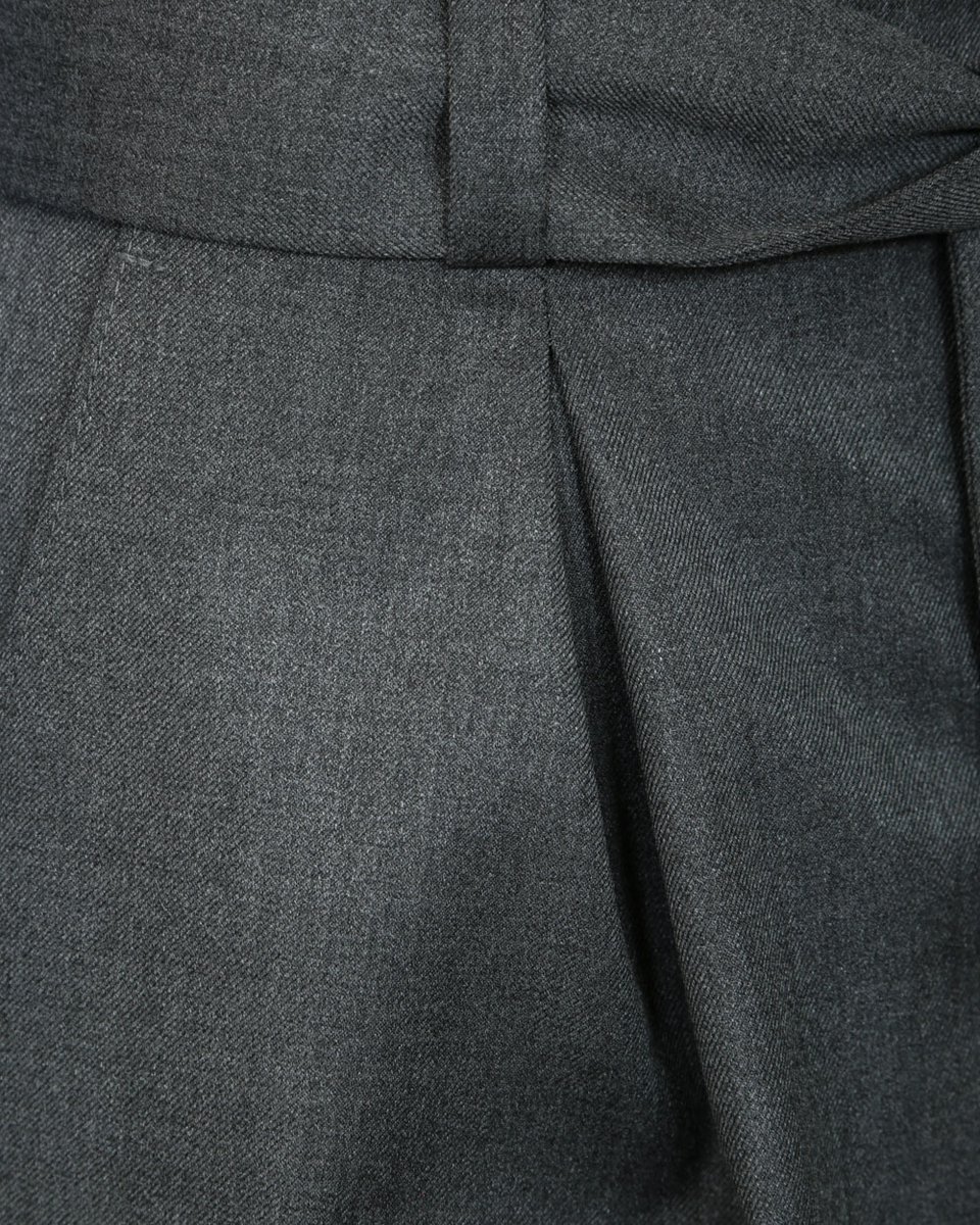Широкие брюки серого цвета с высокой талией и защипами