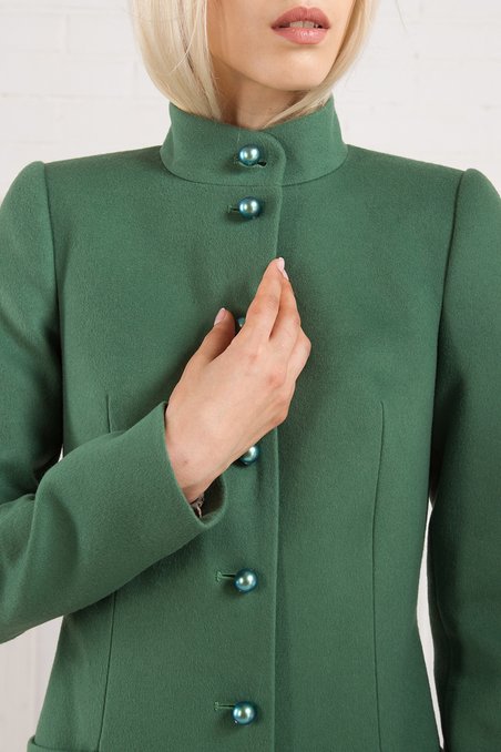 Демисезонное пальто с декоративной косой на спине, зеленое.