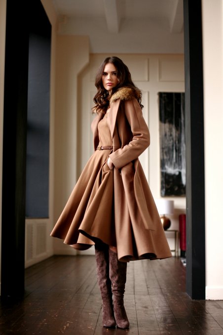 Пальто двубортное коричневого цвета с юбкой-полусолнце