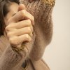 Удлиненный джемпер бежевого цвета с глубоким вырезом