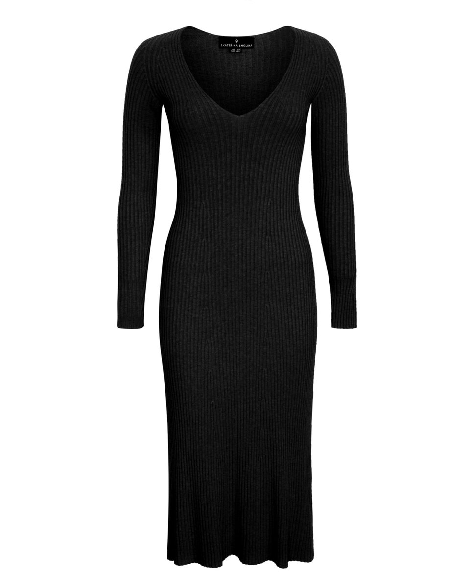 Трикотажное платье черного цвета с глубоким вырезом