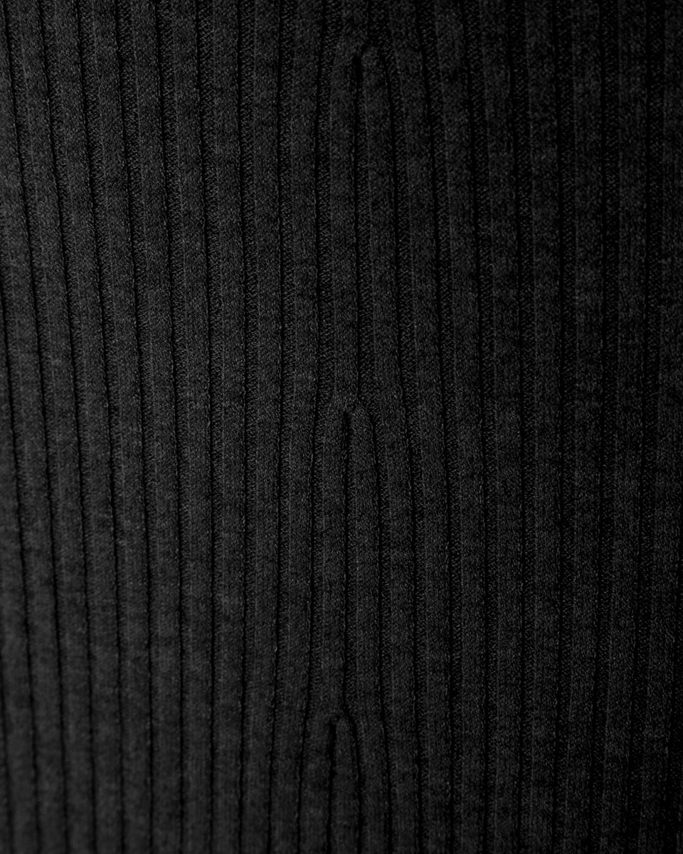 Трикотажное платье черного цвета с глубоким вырезом