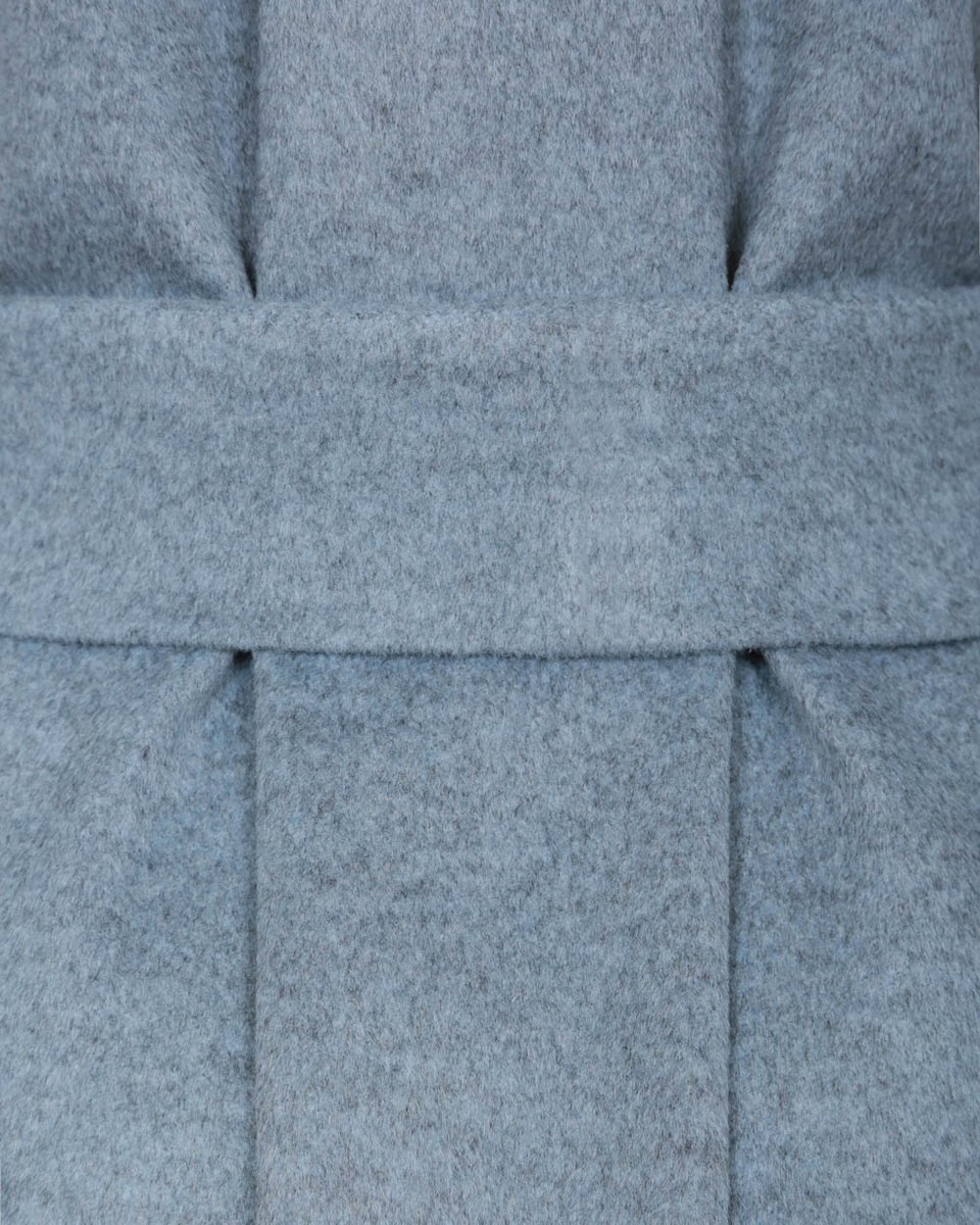 Пальто серо-голубого цвета с декоративной складкой на спине
