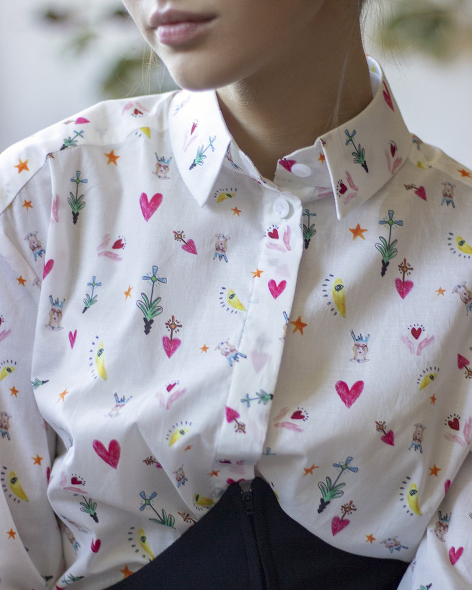 Классическая блуза белого цвета с принтом "Сердца"