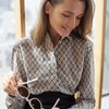 Классическая блуза белого цвета с графическим принтом