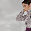 Классическая блуза белого цвета с графическим принтом