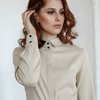 Классическая блуза бежевого цвета с черными кругами