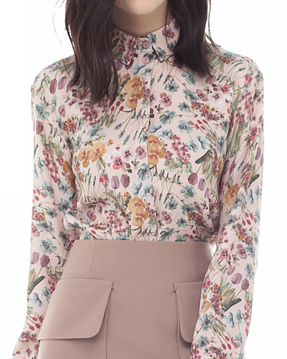 Классическая блуза с цветочным принтом