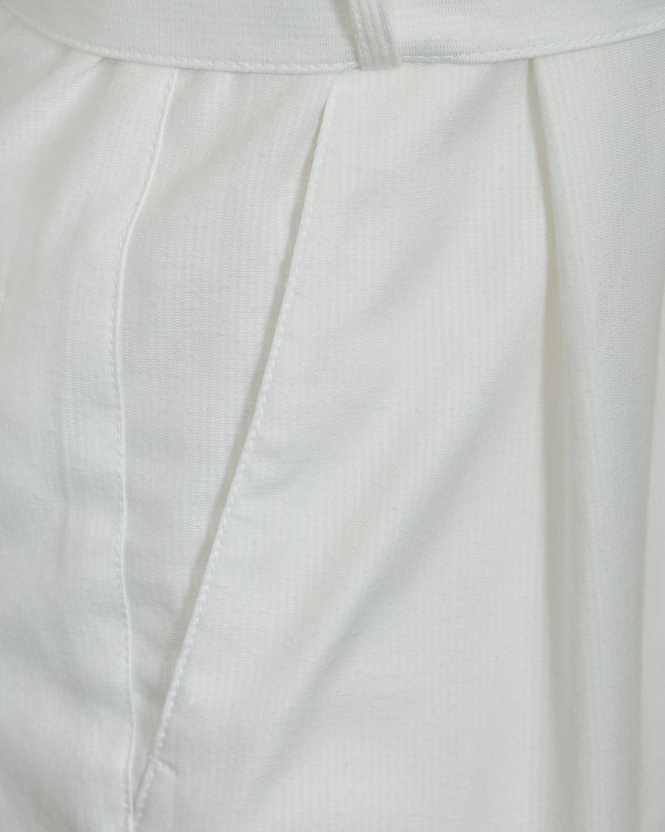Комбинезон с накладными карманами, белого цвета