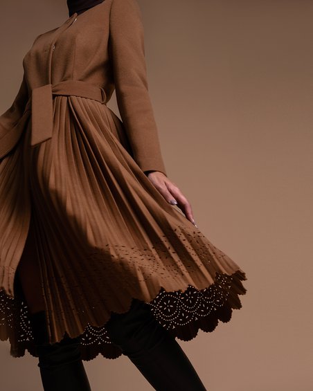 Пальто классическое коричневого цвета с круглым вырезом горловины
