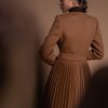 Пальто бежевого цвета с юбкой-плиссе