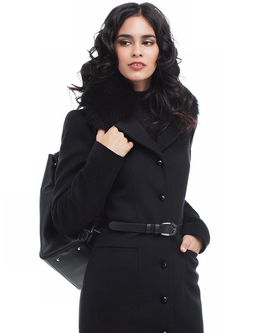 Женщина в черном пальто