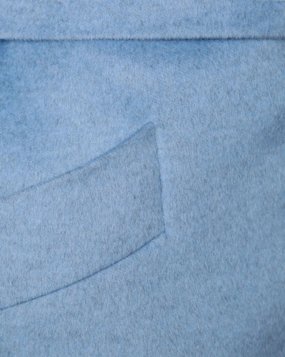 Пальто голубого цвета с удлиненным лацканом