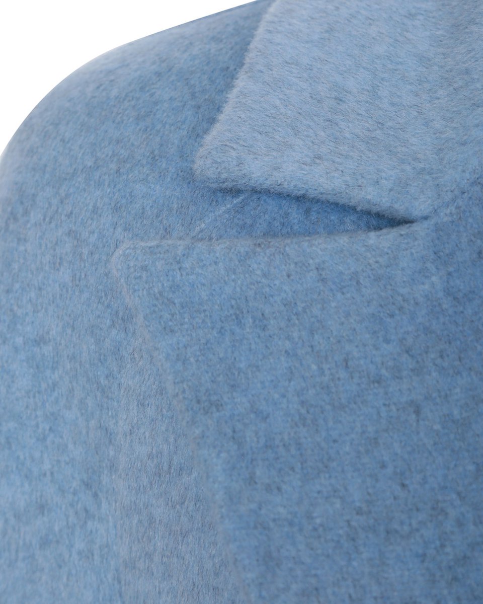 Пальто голубого цвета с удлиненным лацканом